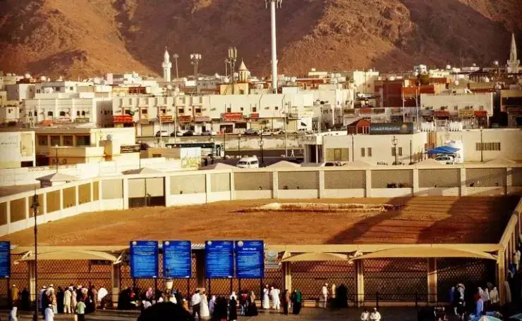 Who Is Buried at the Uhud Martyrs' Cemetery?